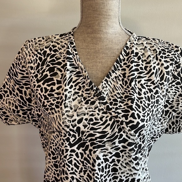 Animal print scrubs measures 21” armpit to armpit. Looks brand new - Picture 2 of 6